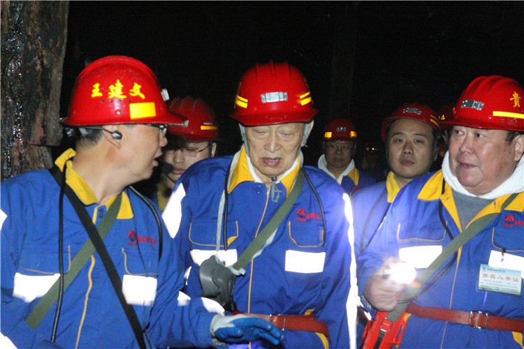 宋院士、張?jiān)菏恳恍邢戮暡旃ぷ?，?tīng)取礦方匯報(bào)