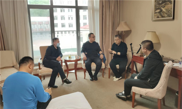 山東科技大學(xué)實(shí)用礦山壓力研究中心主任石永奎教授、郝建博士應(yīng)邀赴龍煤雙鴨山礦業(yè)集團(tuán)進(jìn)行技術(shù)交流