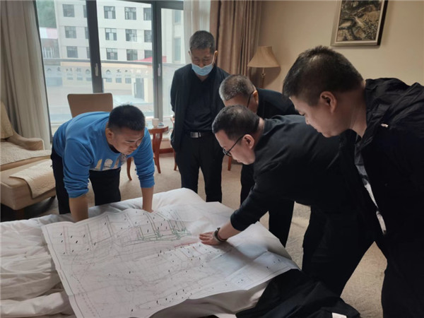 山東科技大學(xué)實(shí)用礦山壓力研究中心主任石永奎教授、郝建博士應(yīng)邀赴龍煤雙鴨山礦業(yè)集團(tuán)進(jìn)行技術(shù)交流
